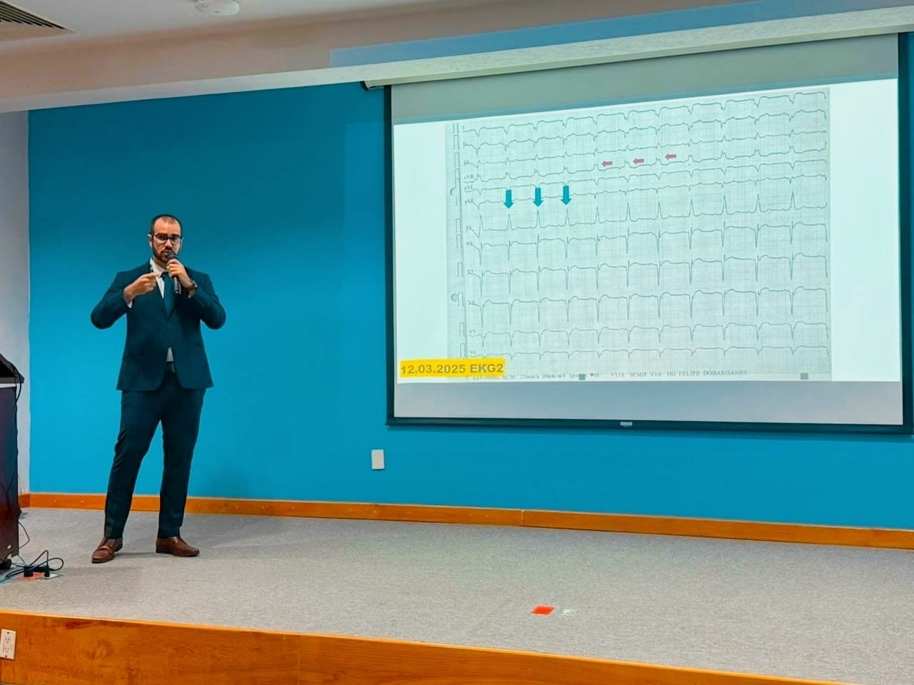 Fabián Valdés explicando un electrocardiograma en el HRAEB
